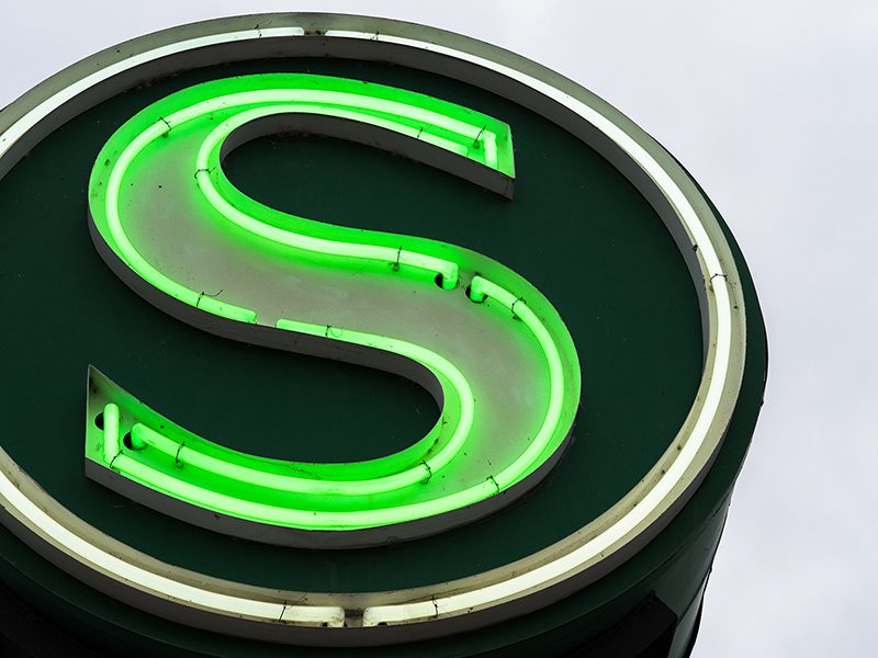 grünes, leuchtendes Symbol für S-Bahn