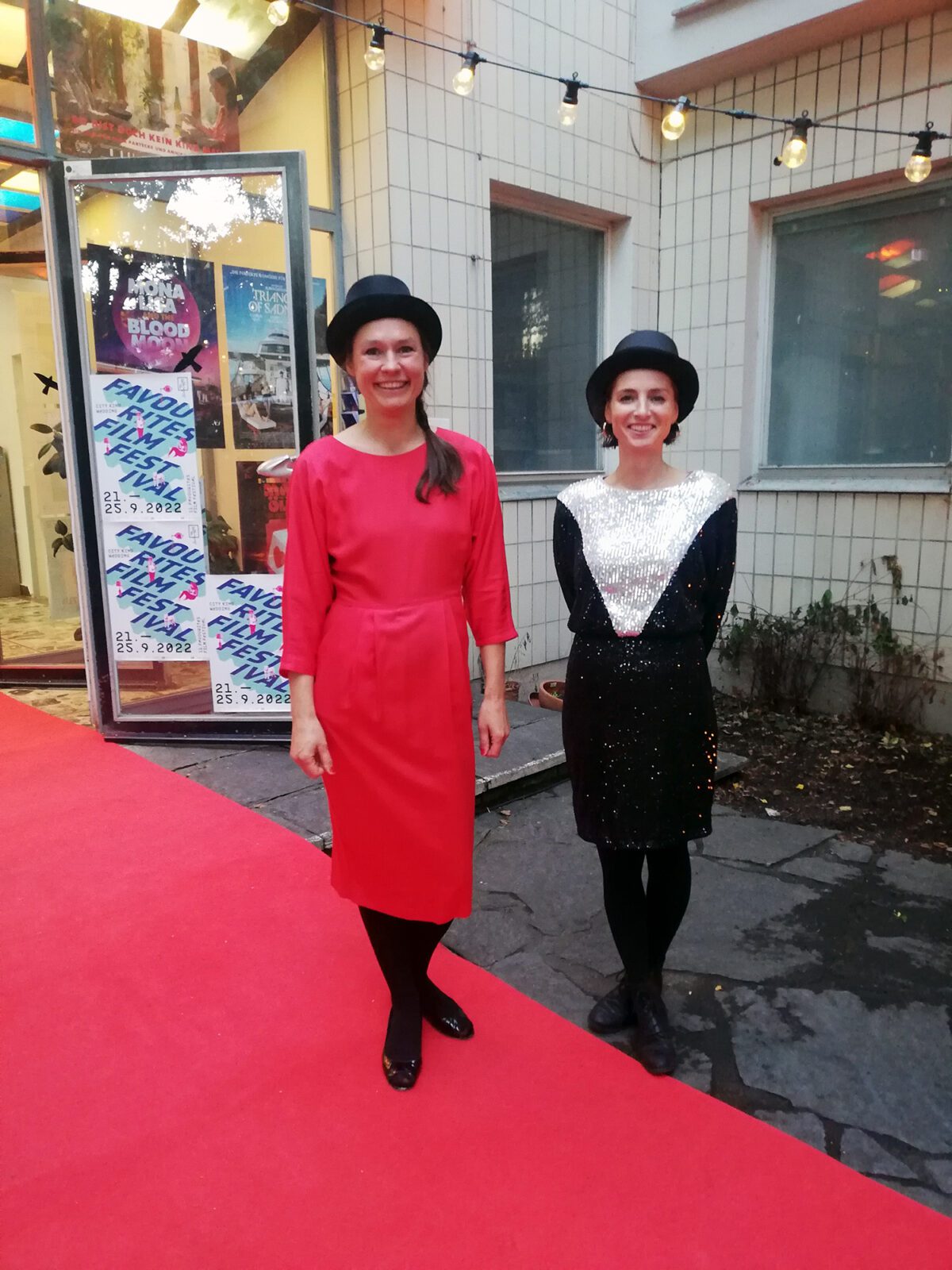 Anna Jurzik und Paula Syniawa auf dem roten Teppich vor dem City Kino Wedding. Foto: Hensel