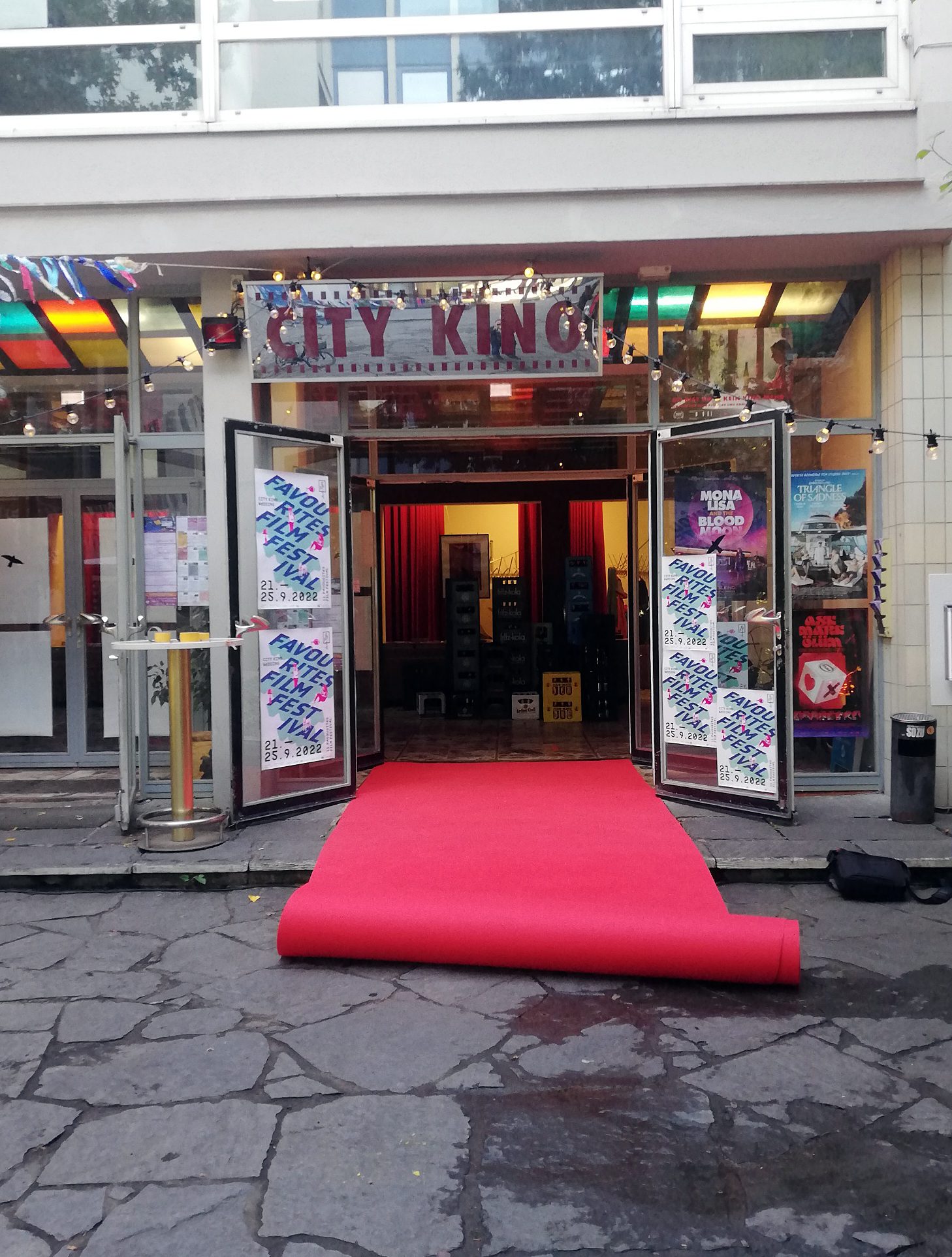 Der rote Teppich wird im City Kino Wedding fürs Favourites Film Festival ausgerollt. Foto: Hensel