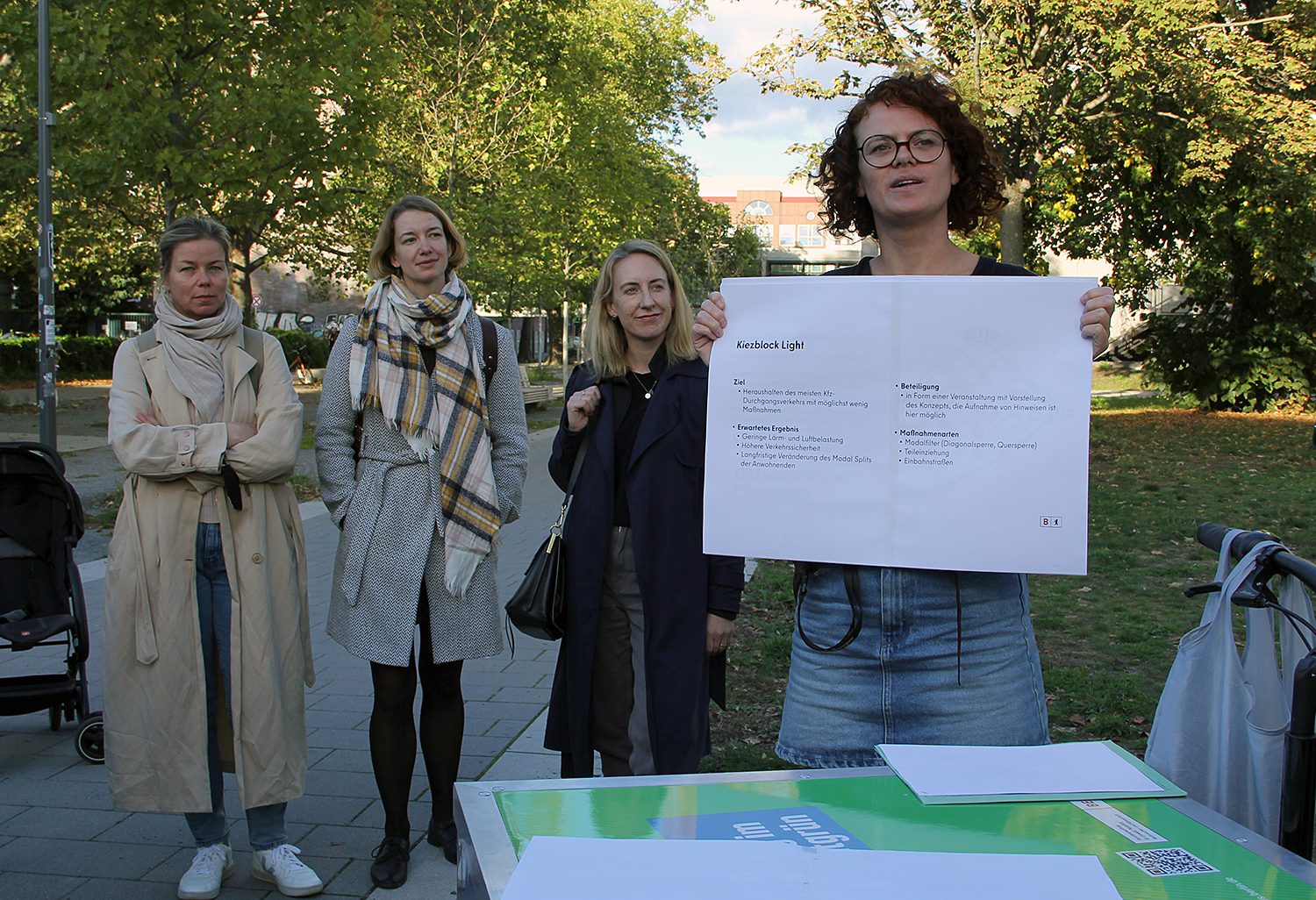 Laura Fritsche, Verkehrsplanerin beim Bezirksamt, erklärt die Maßnahmen im Viertel. Foto: Hensel