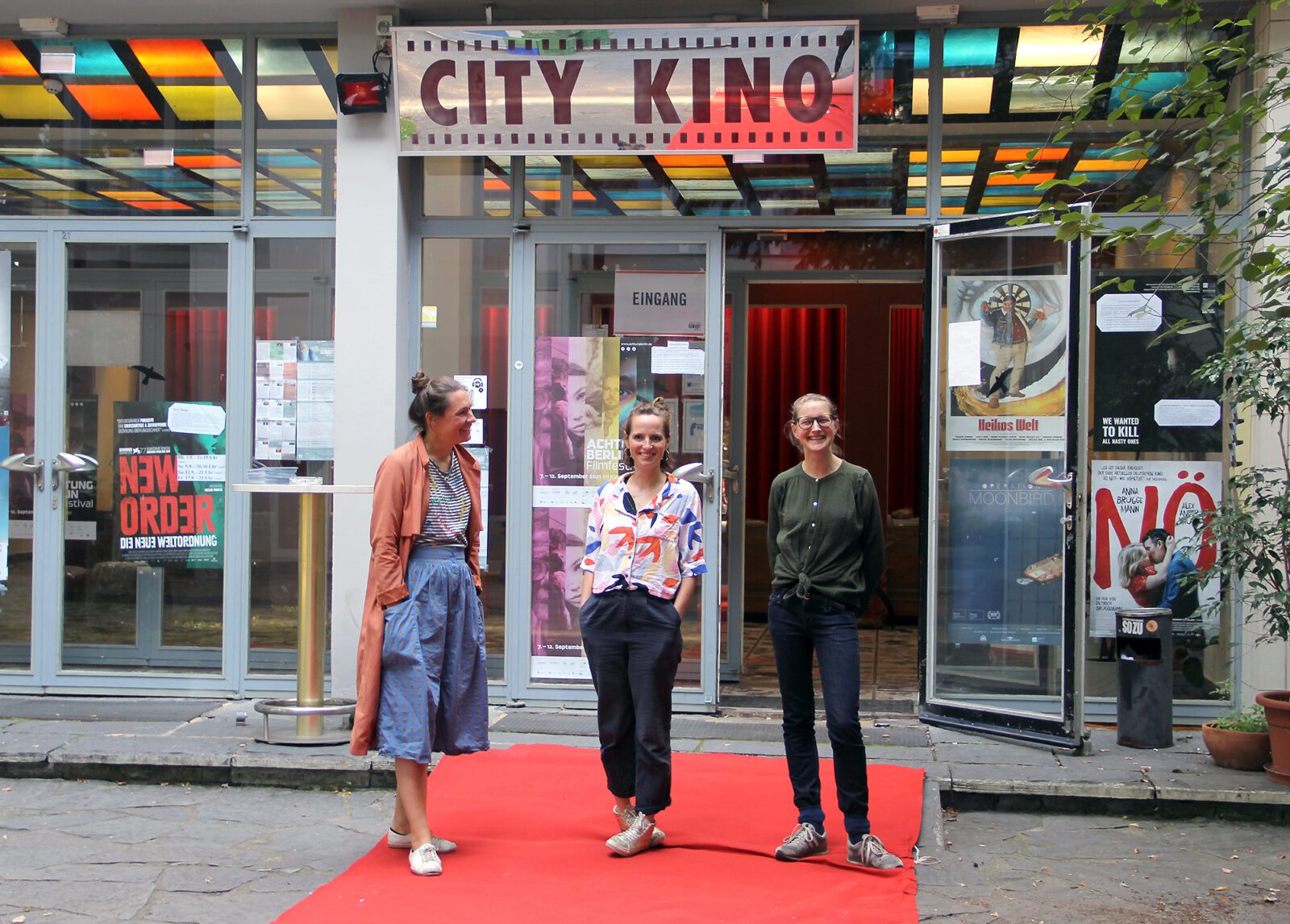 Anne Lakeberg (rechts) mit den Leiterinnen des Favourites Film Festival, Paula Syniawa und Anna Jurzik, auf dem roten Teppich vor dem City Kino Wedding. Foto: Hensel