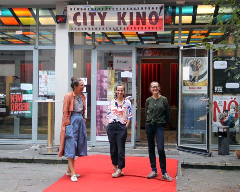 Anne Lakeberg (rechts) mit den Leiterinnen des Favourites Film Festival, Paula Syniawa und Anna Jurzik, auf dem roten Teppich vor dem City Kino Wedding. Foto: Hensel