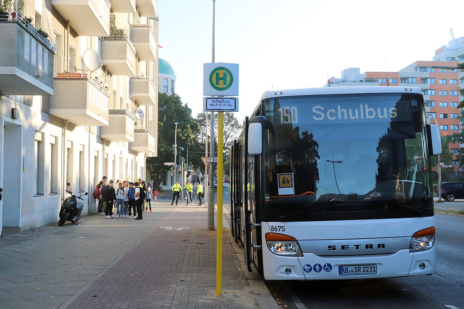 In der Transvaalstraße fährt der Shuttlebus für die Schüler:innen der Anna-Lindh-Schule ab. Foto: Andrei Schnell