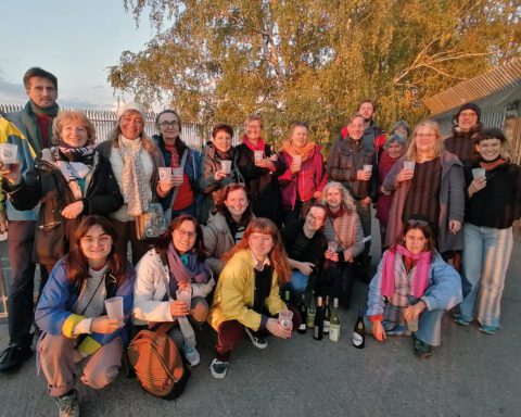Gemeinschaftgärtner:innen aus Berlin und aus Paris auf dem Flakturm im Humboldthain. Foto: Centre Francais