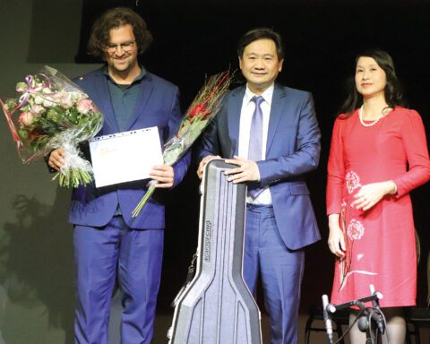 Professor Long (Mitte) mit dem Preisträger Luca Romanelli und der Frau des vietnamesichen Botschafters. Foto: Schnell