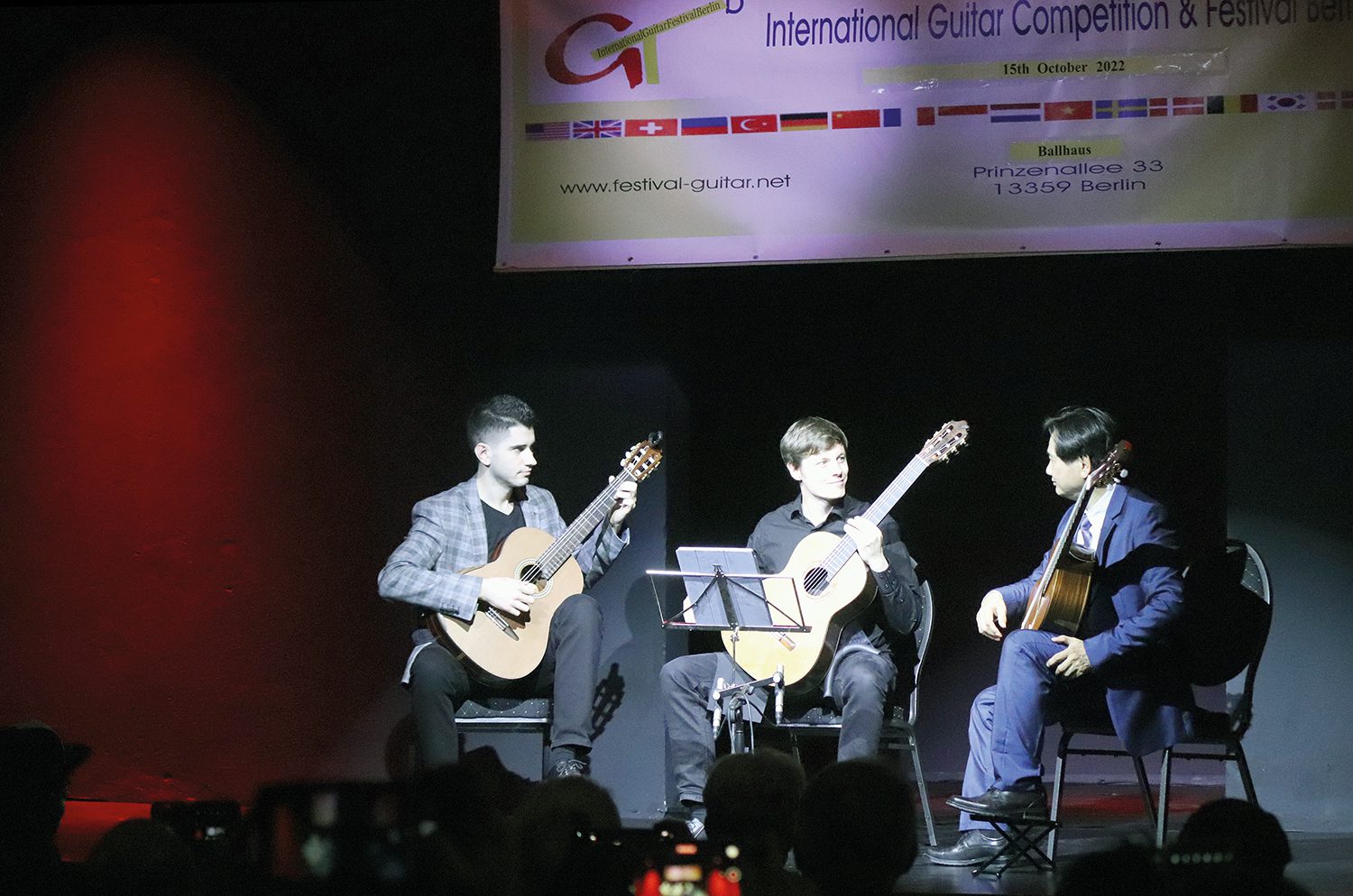 Beim Gastkonzert mit Yaruslav Marakich (links), Niklas Johansen (Mitte) und Professor Long. Foto: Schnell