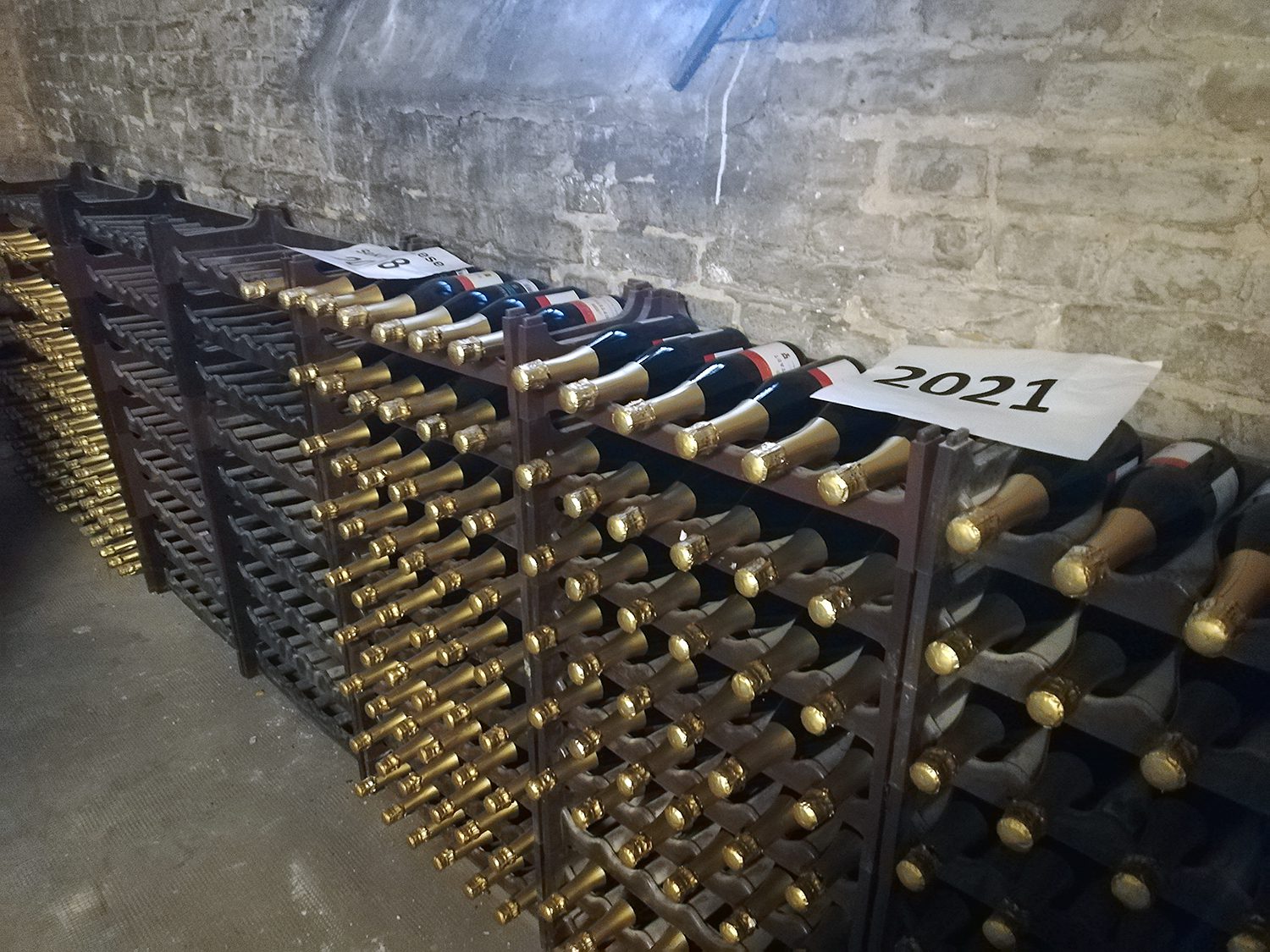 Im Weinkeller des Bezirks lagern die Flaschen mit dem Hauptstadtsekt. Foto: Hensel