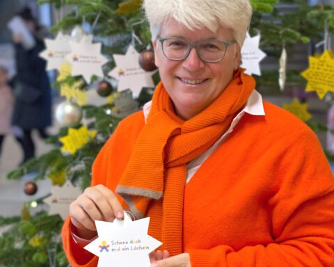 Bezirksbürgermeisterin Stefanie Remlinger ruft dazu auf, sich an der Wunschbaum-Aktion zu beteiligen. Foto: Bezirksamt Mitte