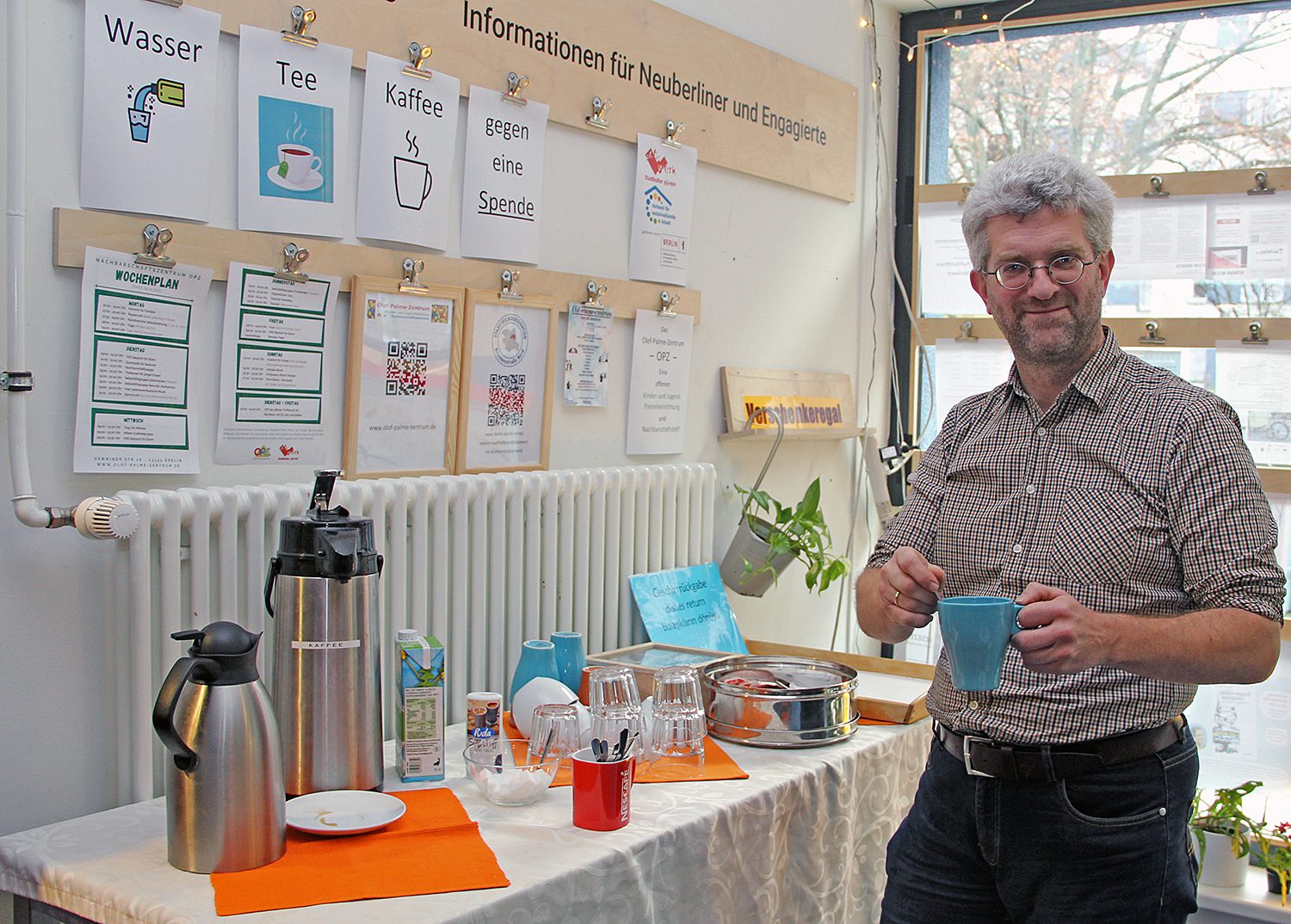 Jochen Uhländer vom Olof-Palme-Zentrum bietet einen warmen Ort, warme Worte, Tee und Kaffee an. Foto: Hensel