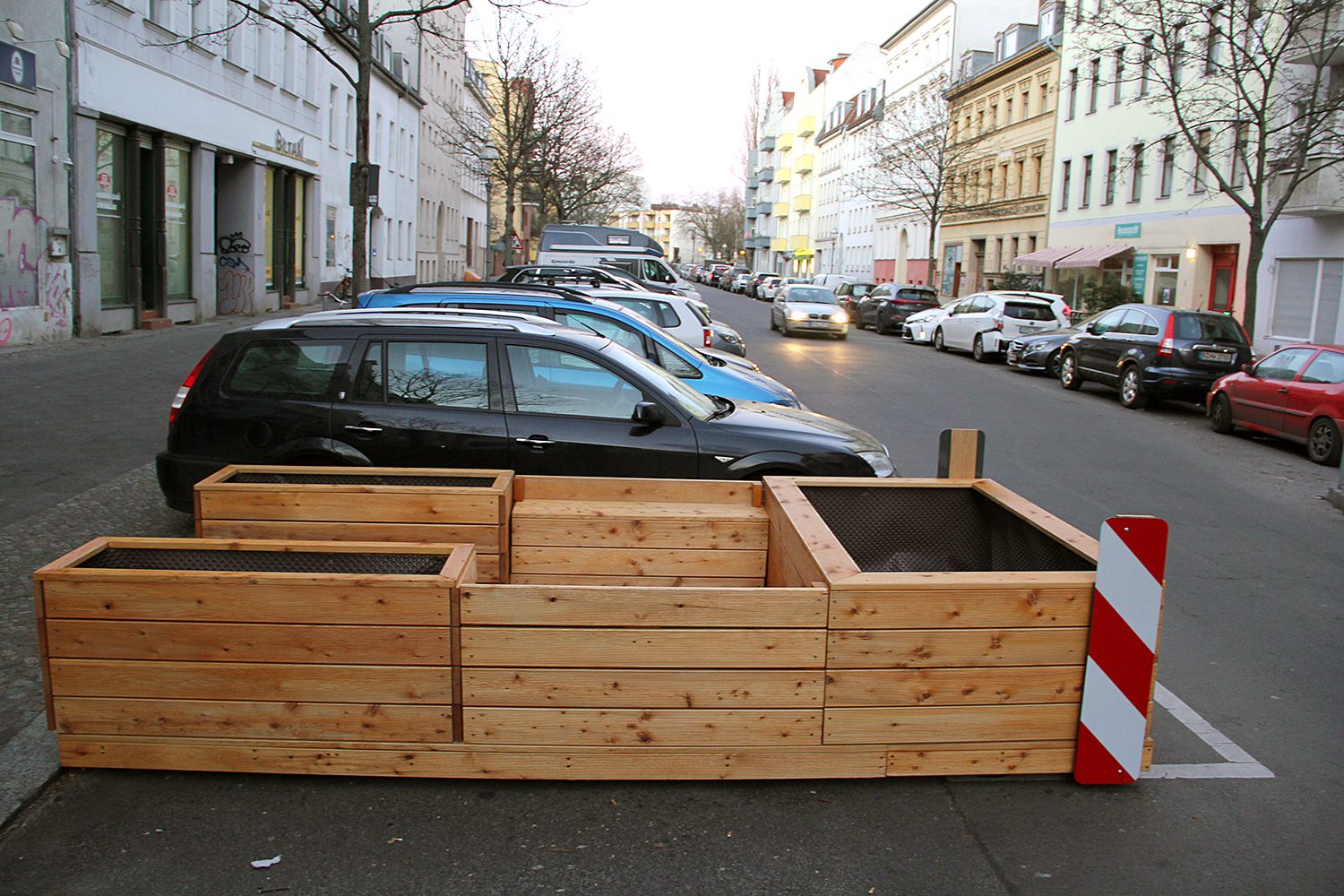Parklet in der Stettiner Straße im Frühjahr - noch unbespflanzt. Foto: Hensel