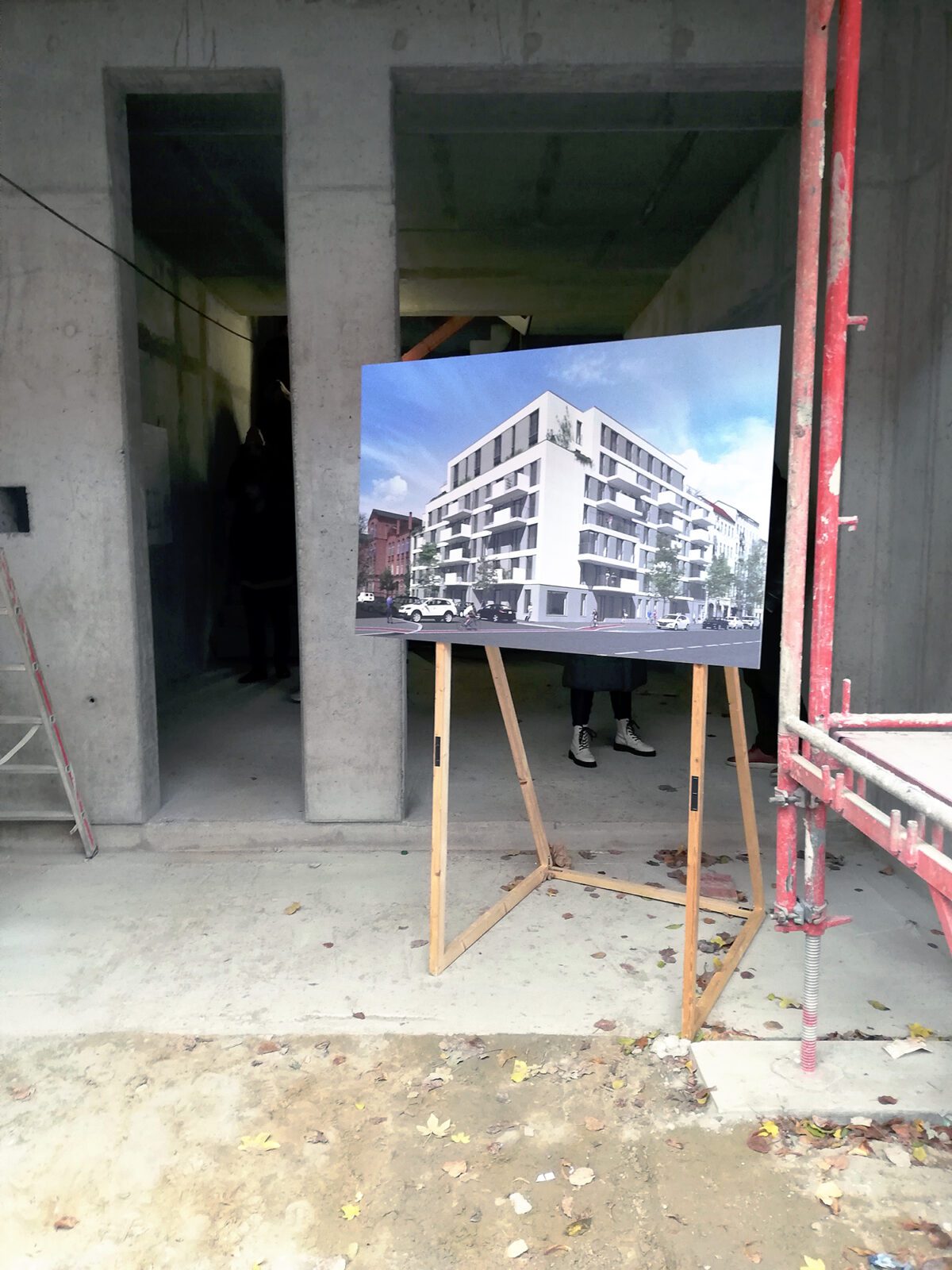 Eine Animation des zukünftigen Gebäudes war auf der Baustelle aufgestellt worden. Foto: Hensel