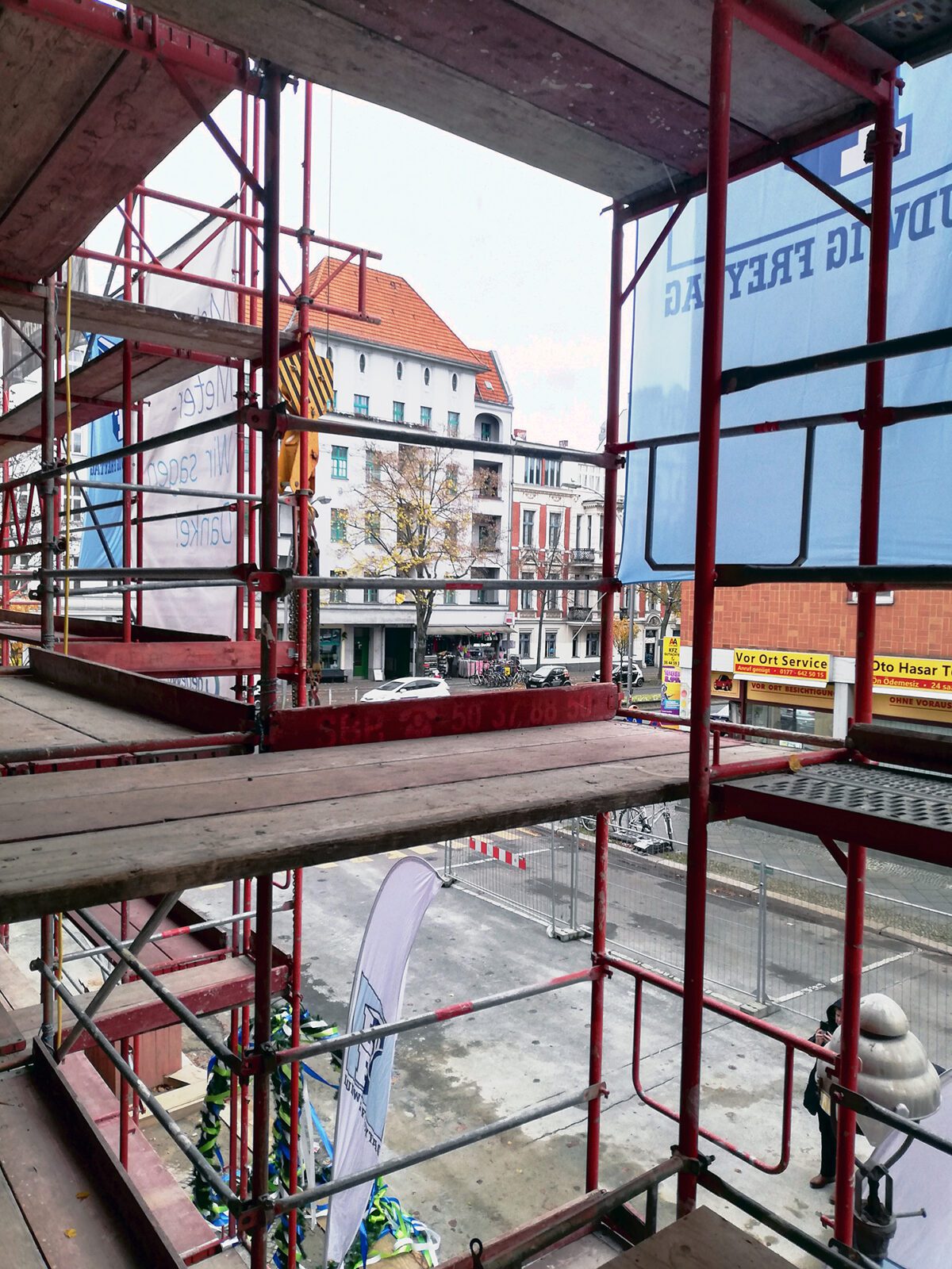Blick aus dem Rohbau auf die Gotenburger Straße und die Prinzenallee. Foto: Hensel