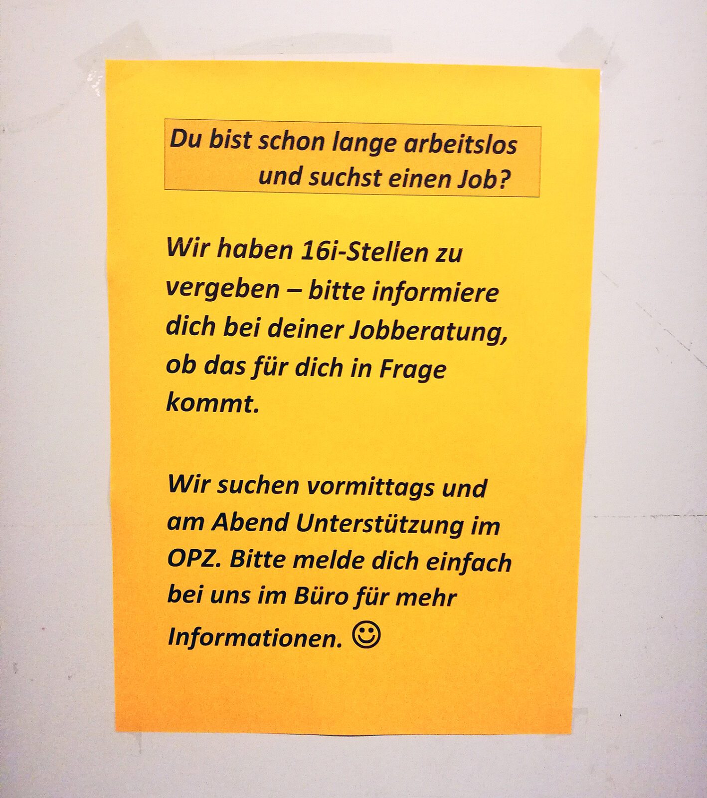 Ein Schild weist im OPZ weist darauf hin dass dringend Personal gesucht wird. Foto: Hensel