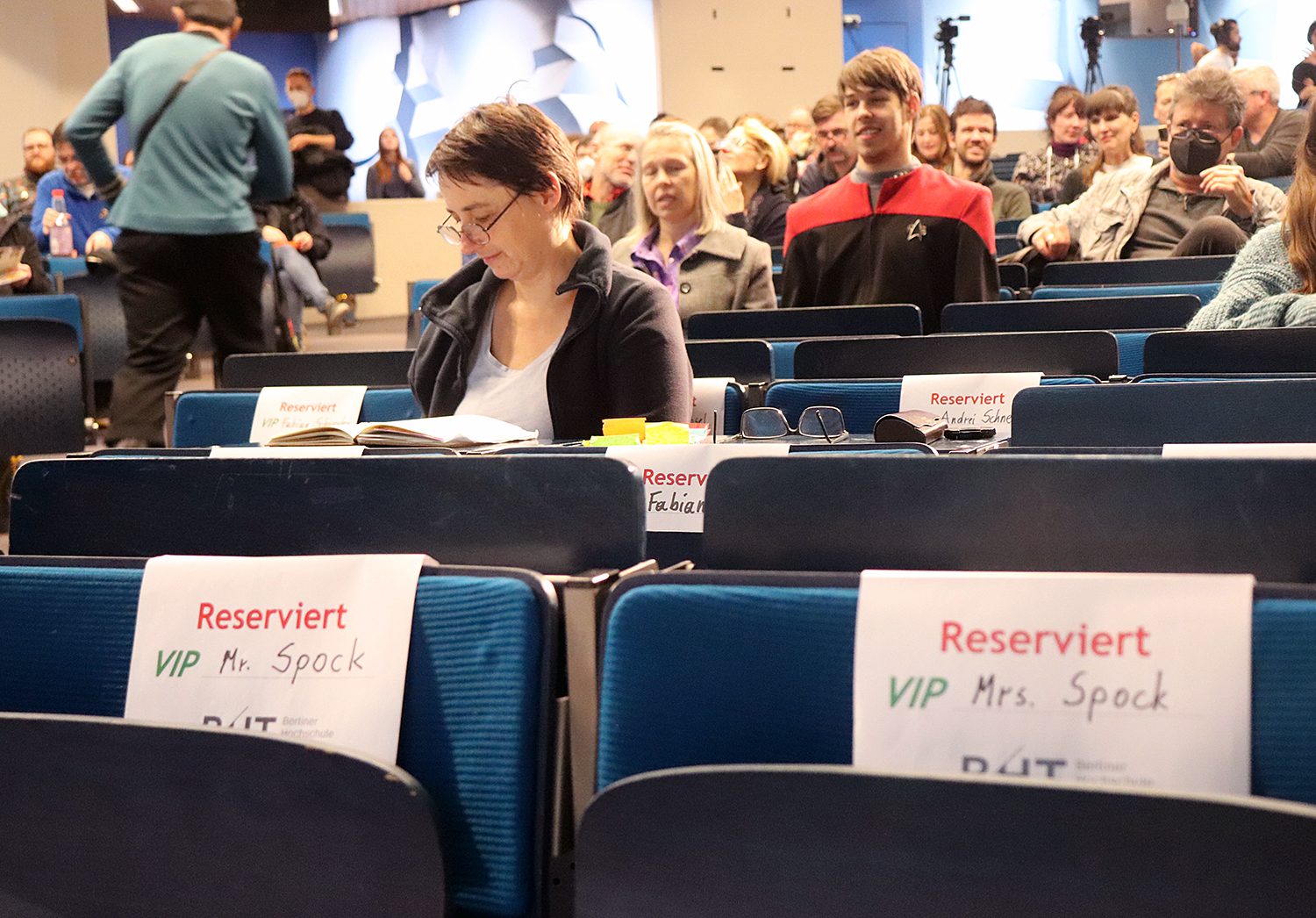 In guter Gesellschaft: Vorn saßen Mr. und Mrs. Spock, dahinter hatte unsere Autorin Dominique Hensel (mit Brille) ihren reservierten Platz. Foto: Hensel