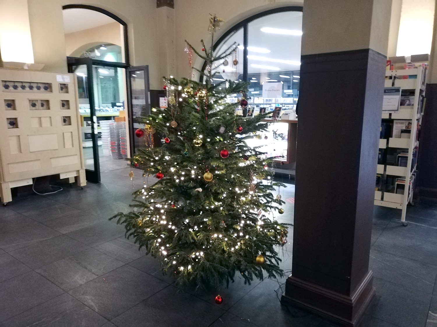 Weihnachten in der Bibliothek am Luisenbad. Foto: Hensel