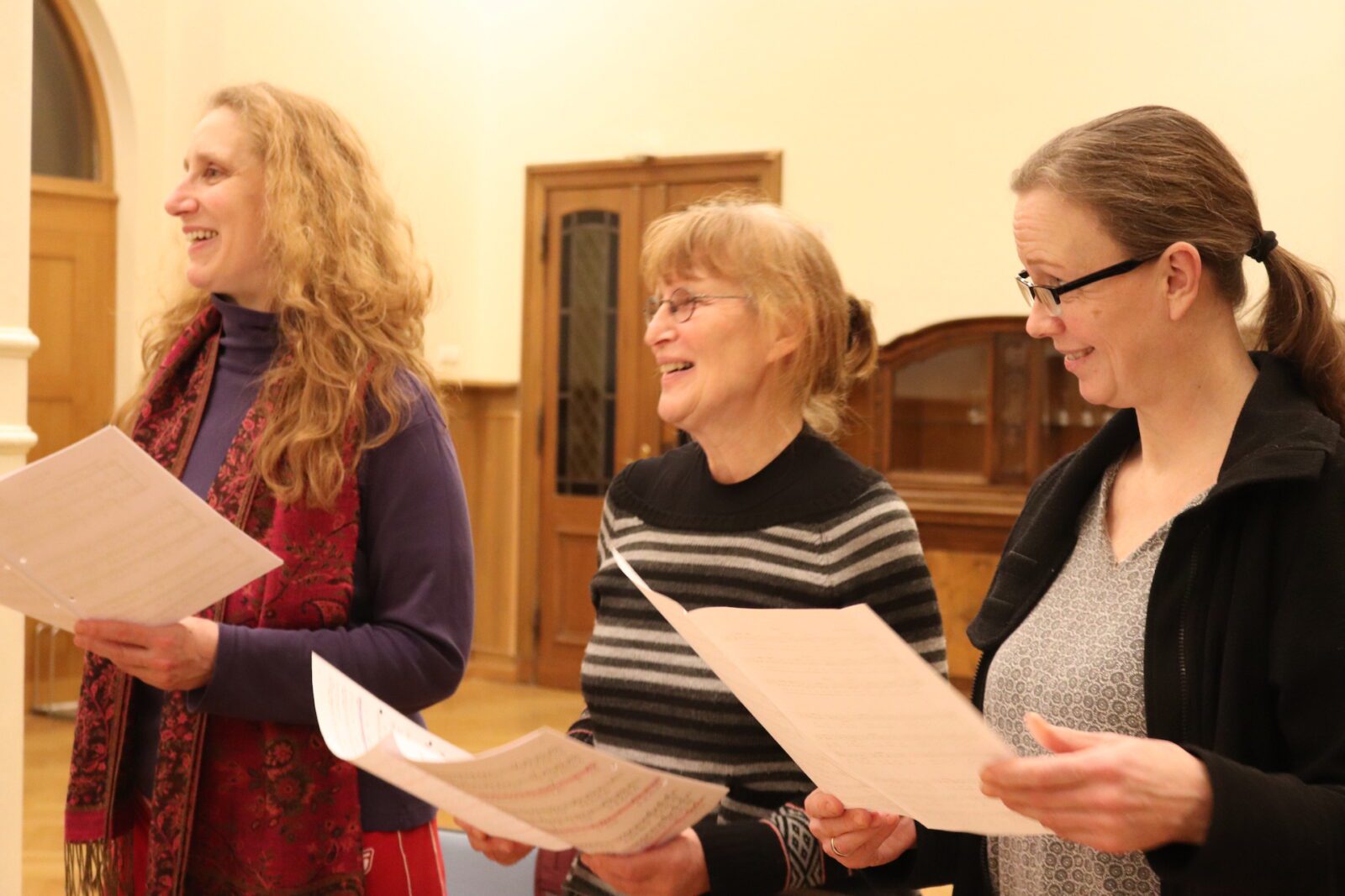 Frauenchor KlangGewand, Chorleiterin Elisabeth Ruhe, Foto von Susanne Haun