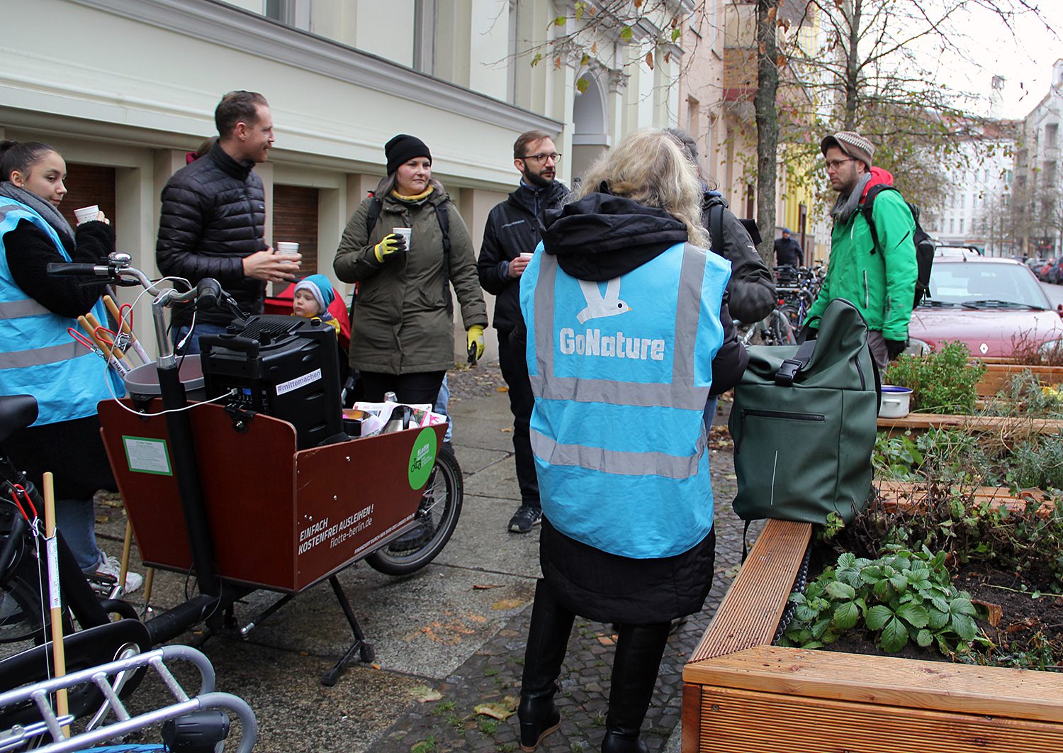 Helferinnen von GoNature am Parklet in der Adolfstraße. Sie halfen, das Parklet winterfest zu machen und sammelten auch Müll. Foto: Hensel