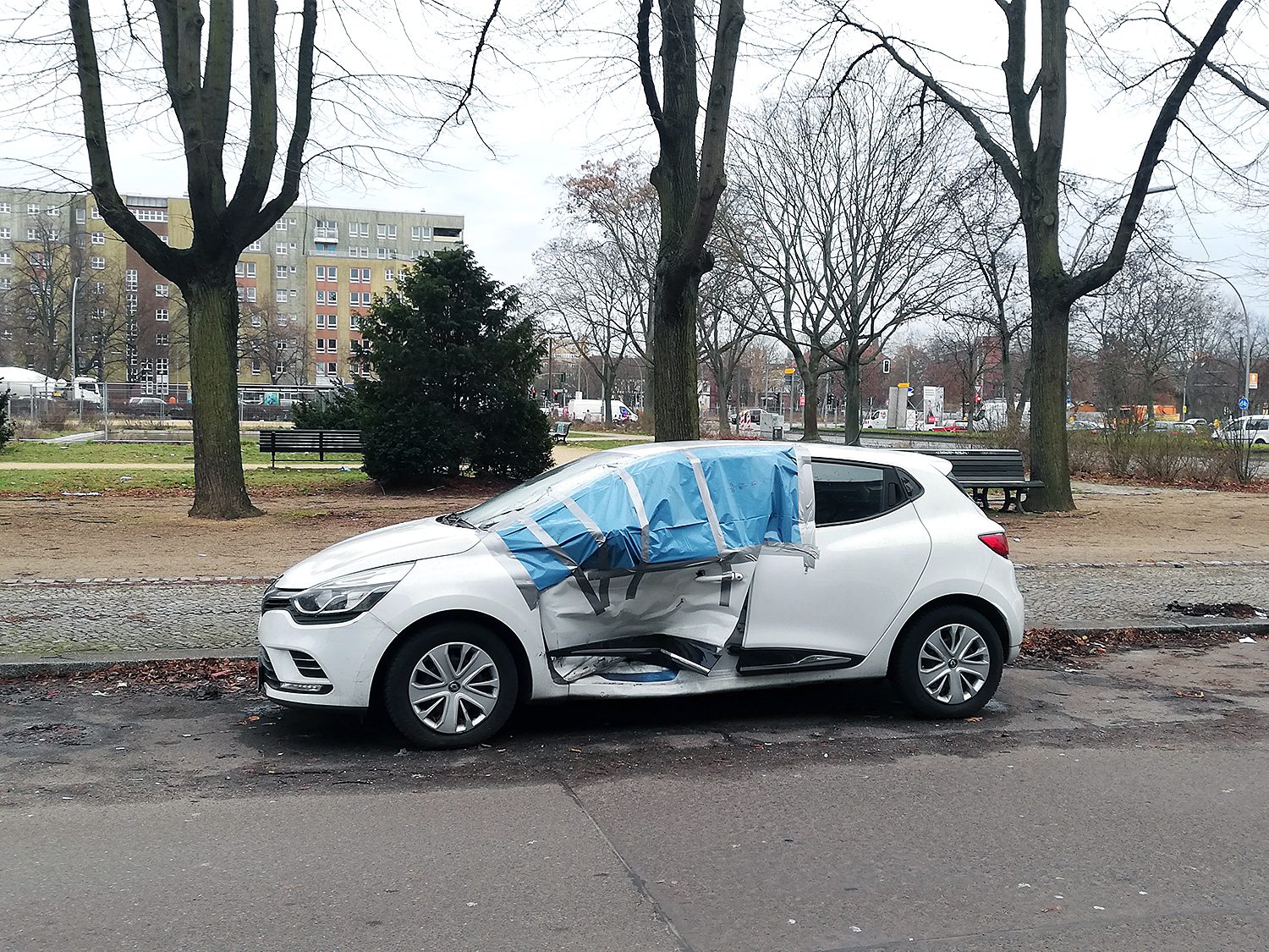 Ein Unfallauto am Louise-Schroeder-Platz. Es ist keine Seltenheit, dass es hier kracht. Foto: Hensel