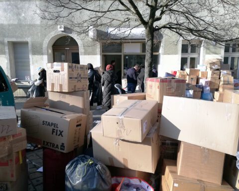 Hilfsgüter stapeln sich von dem Salam Kultur- und Sportverein in der Buttmannstraße. Foto: Hensel