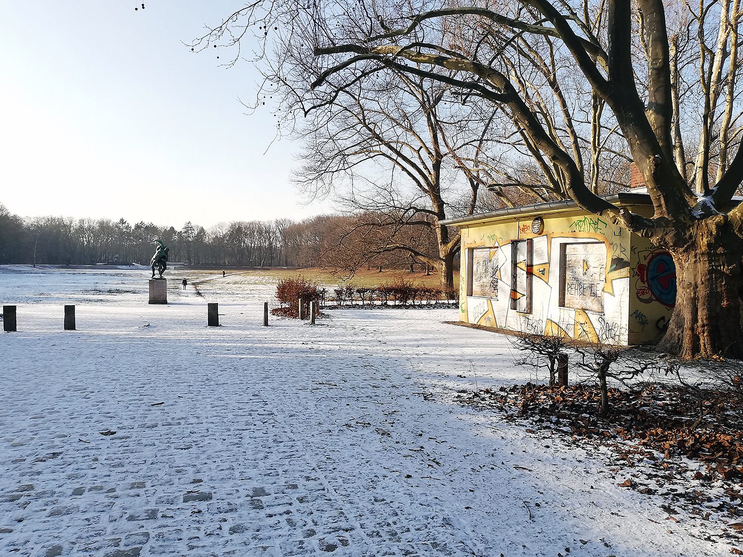 An der Catcherwiese und mit Schnee: das Parkcafé Rehberge. Foto: Hensel