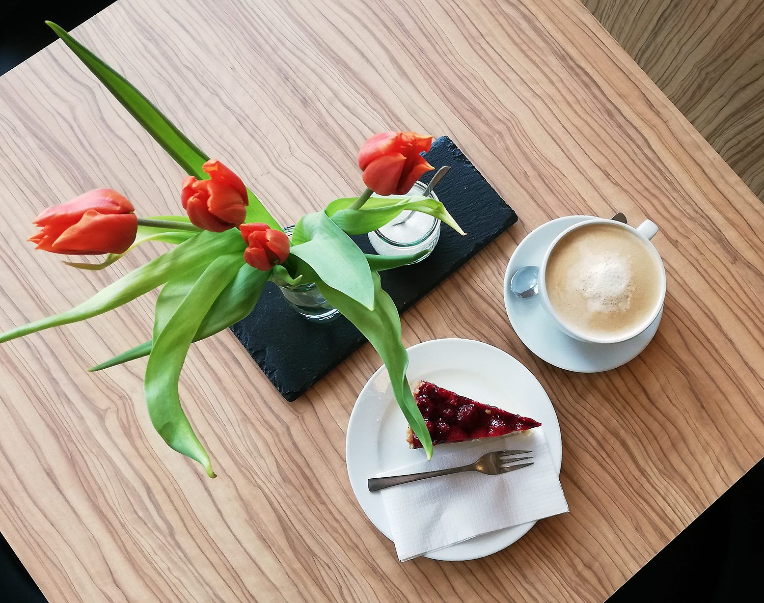 Kaffee und Kuchen im Mauercafé. Foto: Hensel