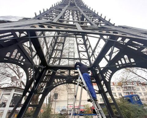 Beim Abbau des Eiffelturms. Foto: Centre Français de Berlin
