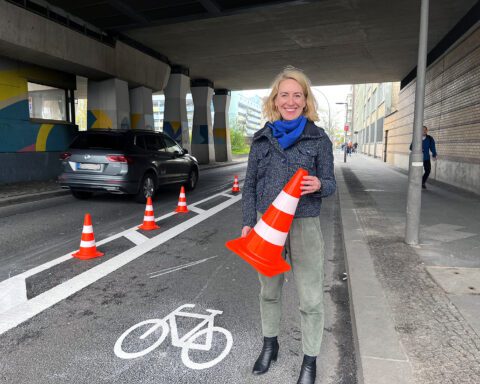 Ein neuer Radweg wird markiert: Bezirksstadträtin Dr. Almut Neumann (Grüne) treibt den Radwegausbau voran. Foto: Bezirksamt Mitte