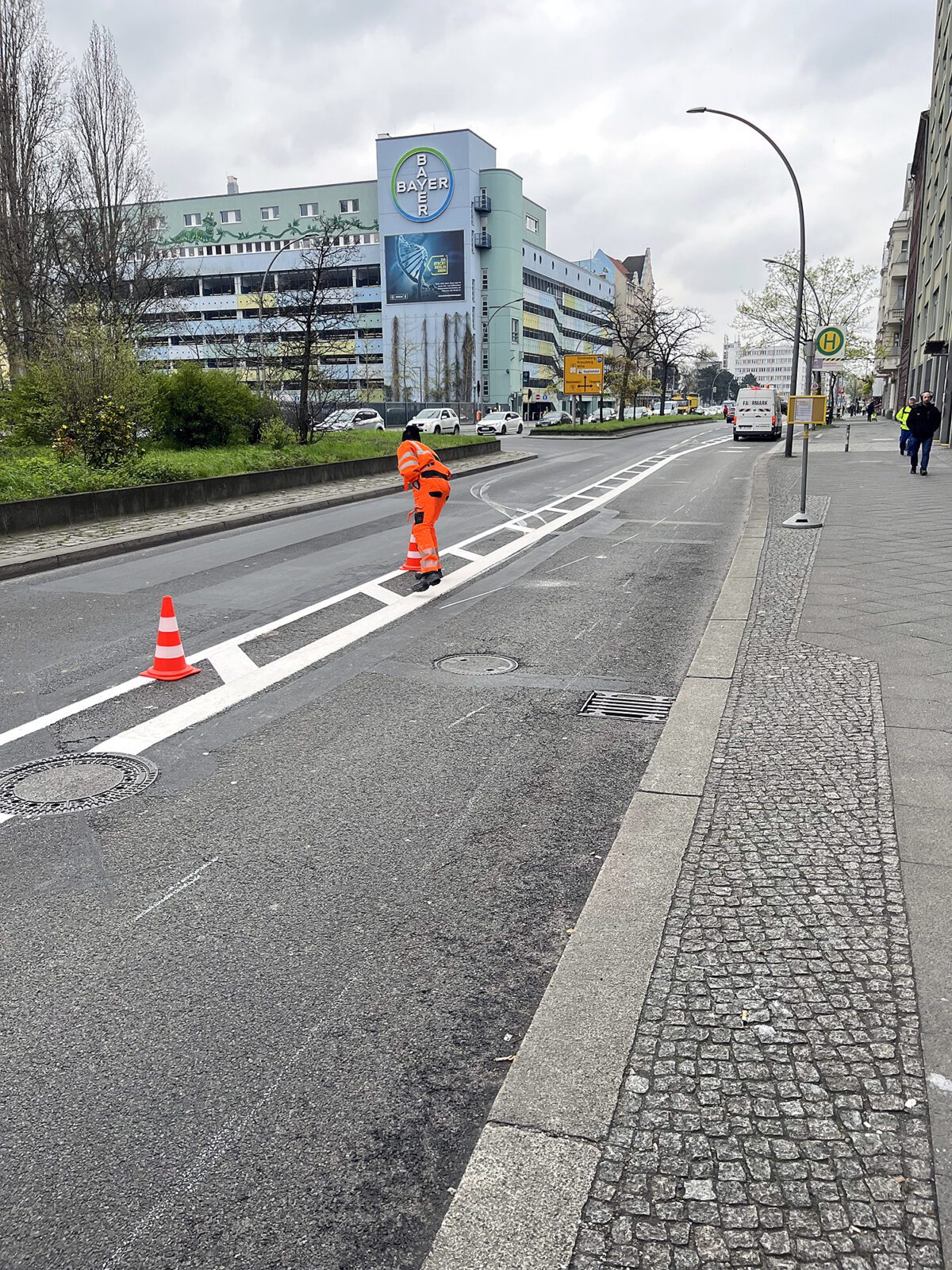 Eine neuer Abschnitt des Radweges in der Müllerstraße wird markiert. Die Poller folgen später. Foto: Bezirksamt Mitte