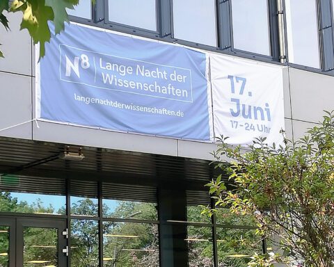 Das Plakat an der Fassade der Berliner Hochschule für Technik weist auf die Lange Nacht der Wissenschaften hin. Foto: Hensel