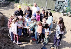 Bei der Grundsteinlegung des Kinderbunten Bauernhofs in der Luxemburger Straße am 26. Mai 2023. Foto: Hensel