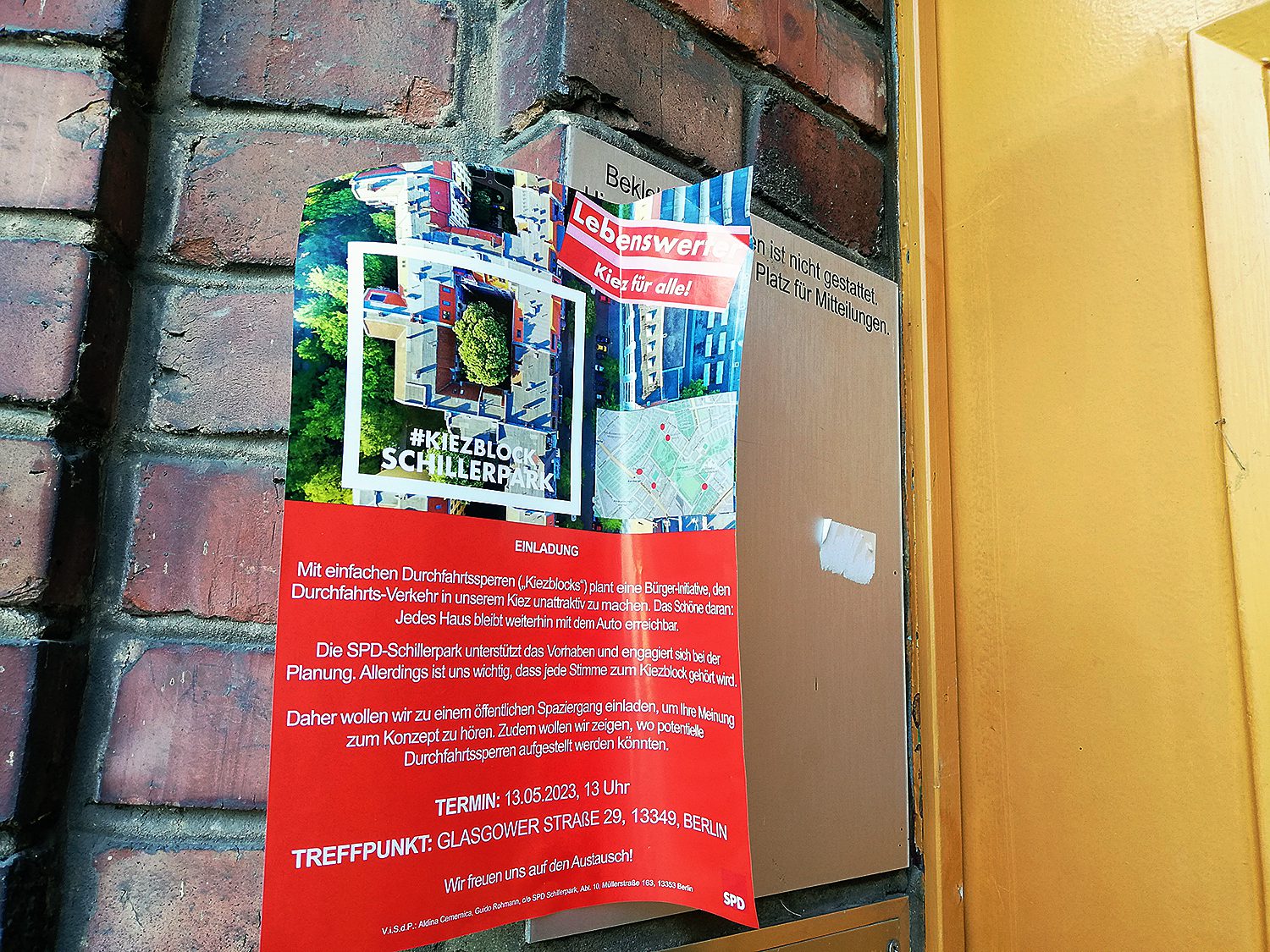 Mit Plakaten an den Haustüren wurde zum Kiezspaziergang eingeladen. Foto: Hensel