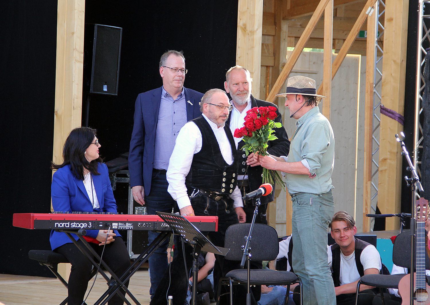 Thomas Sutter, Leiter des Atze Musiktheaters und des Luftschlosses, dankt den Bauleuten. Foto: Hensel