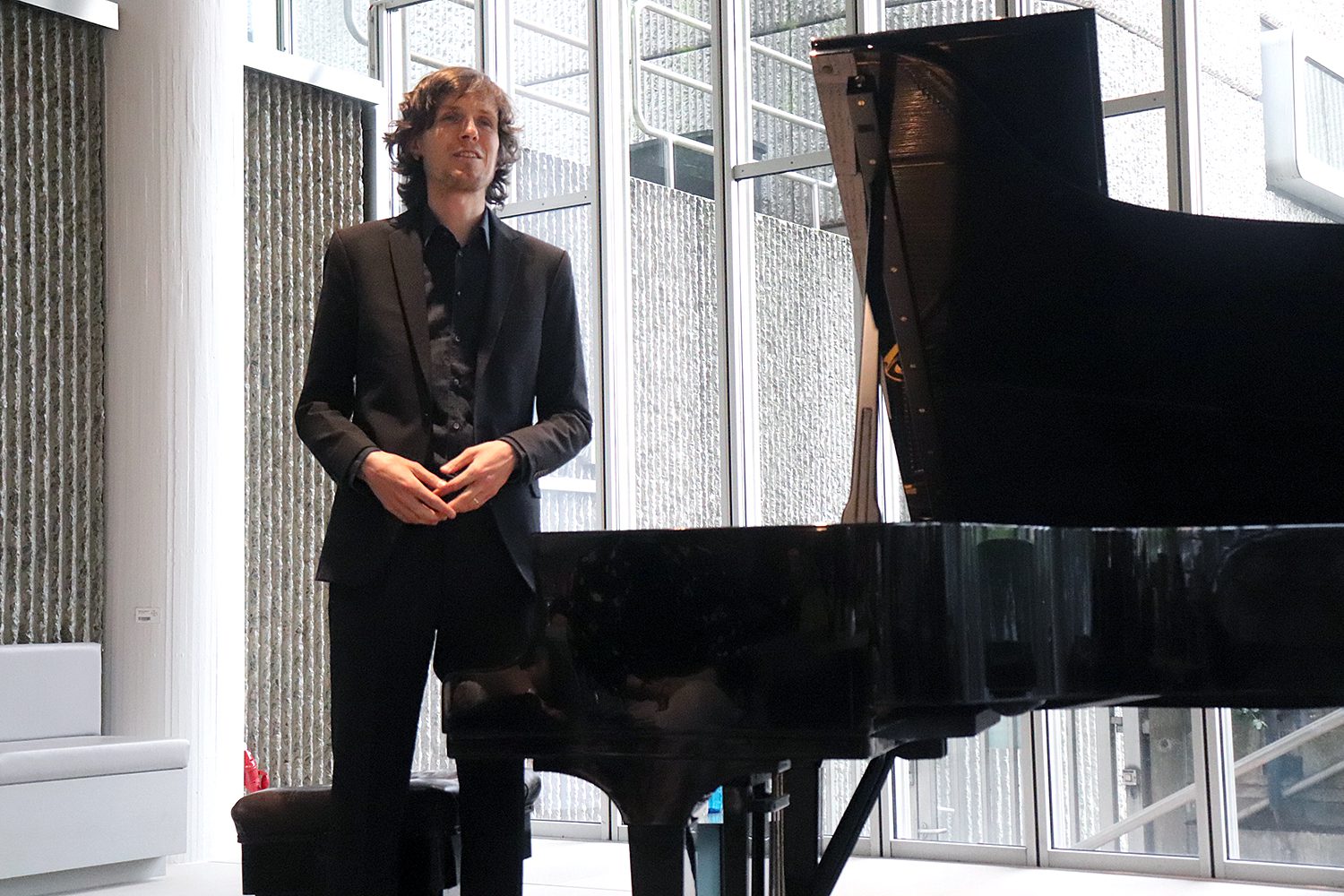 Der Jazzpianist Benjamin Schaefer beim Konzert bei Bayer in der Müllerstraße. Foto: Hensel