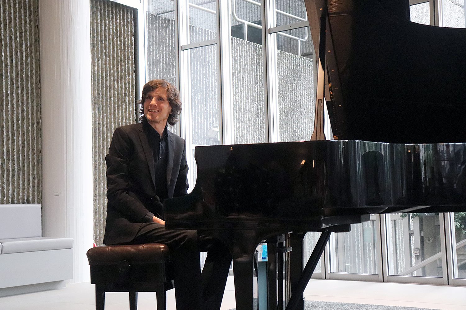 Der Jazzpianist Benjamin Schaefer beim Konzert bei Bayer in der Müllerstraße. Foto: Schnell