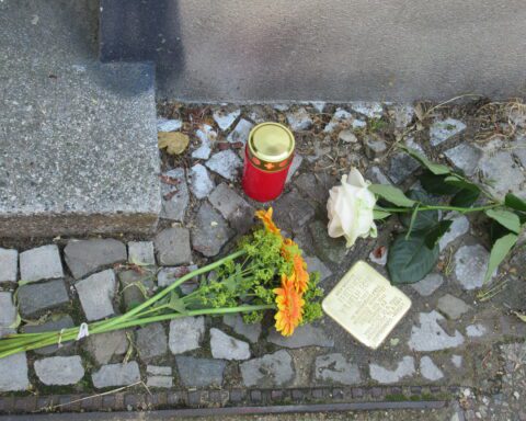 Blumen am Stolperstein für Wilhelm Böse am 24.6.23