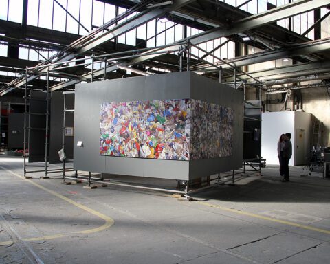 Dieses Kunstwerk beschäftigt sich mit der Konsumgesellschaft und den entstehenden Müllbergen. Foto: Hensel