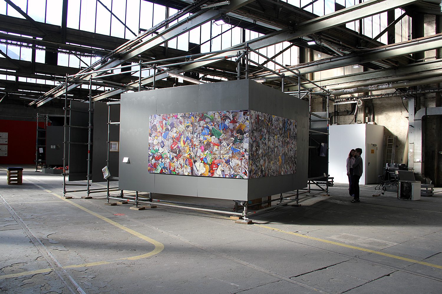 Dieses Kunstwerk beschäftigt sich mit der Konsumgesellschaft und den entstehenden Müllbergen. Foto: Hensel