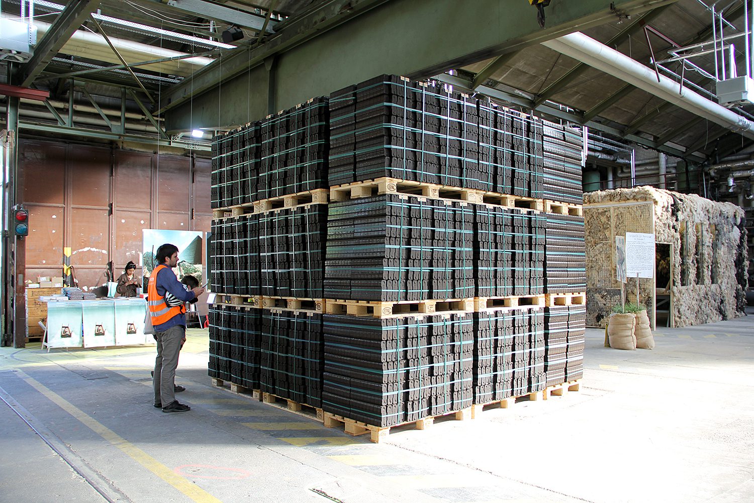 Eien Installation von Michael Saup aus 24 Tonnen Braunkohlebriketts. Foto: Hensel