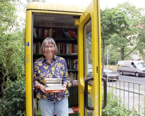 Cornelia betreut seit 2013 ehrenamtlich die Bücherbox an der Fabrik Osloer Straße. Foto: Hensel