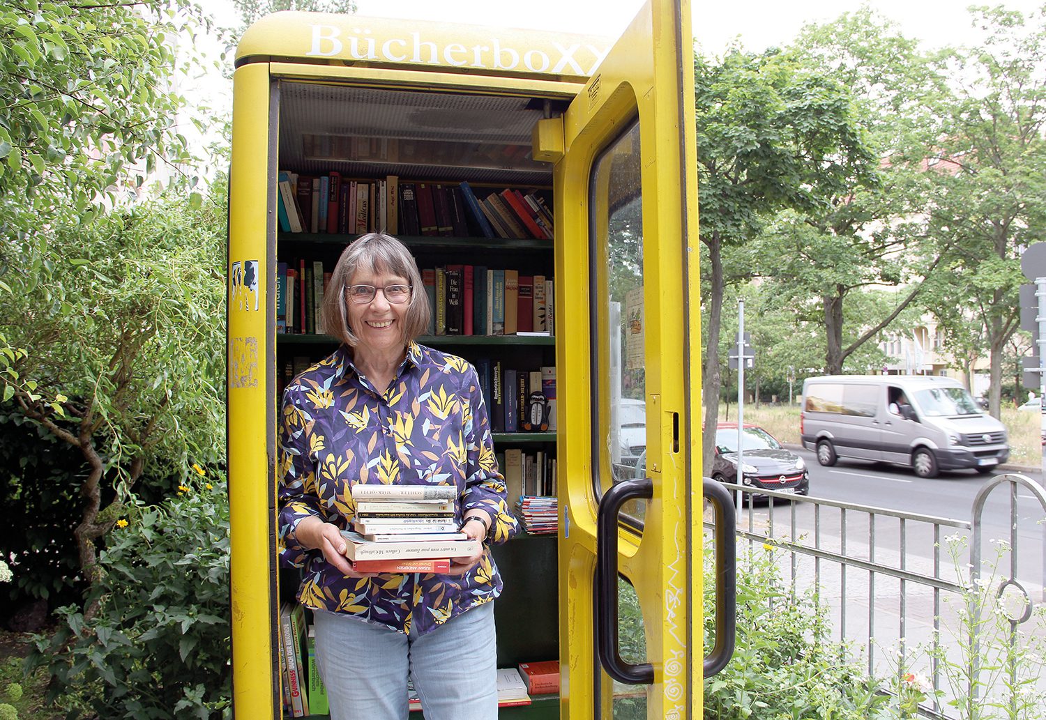 Cornelia betreut seit 2013 ehrenamtlich die Bücherbox an der Fabrik Osloer Straße. Foto: Hensel