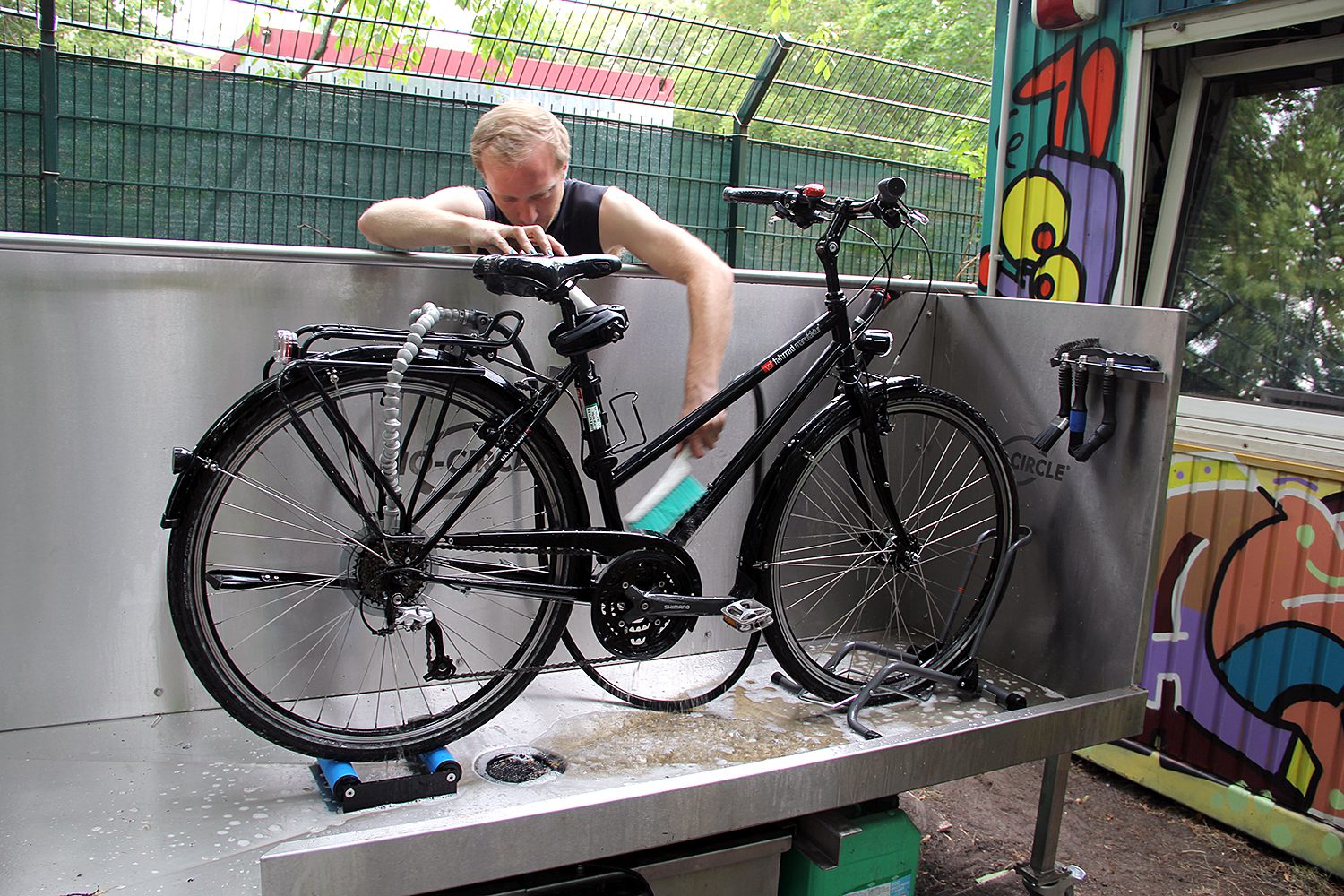 Handarbeit! Ein Fahrrad wird gewaschen in der Fahrradwaschanlage der Fahrradstation im Strandbad Plötzensee. Foto: Hensel