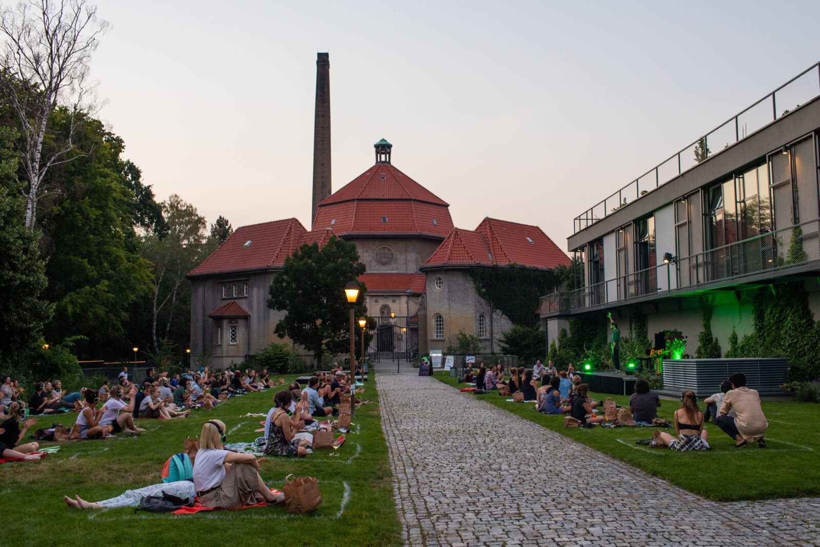 Picknickkonzert auf der Wiese des silent green in Pandemiezeiten - mit Kreidemarkierungen. Foto: Katha Mau
