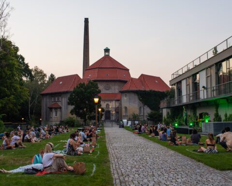 Picknickkonzert auf der Wiese des silent green in Pandemiezeiten - mit Kreidemarkierungen. Foto: Katha Mau