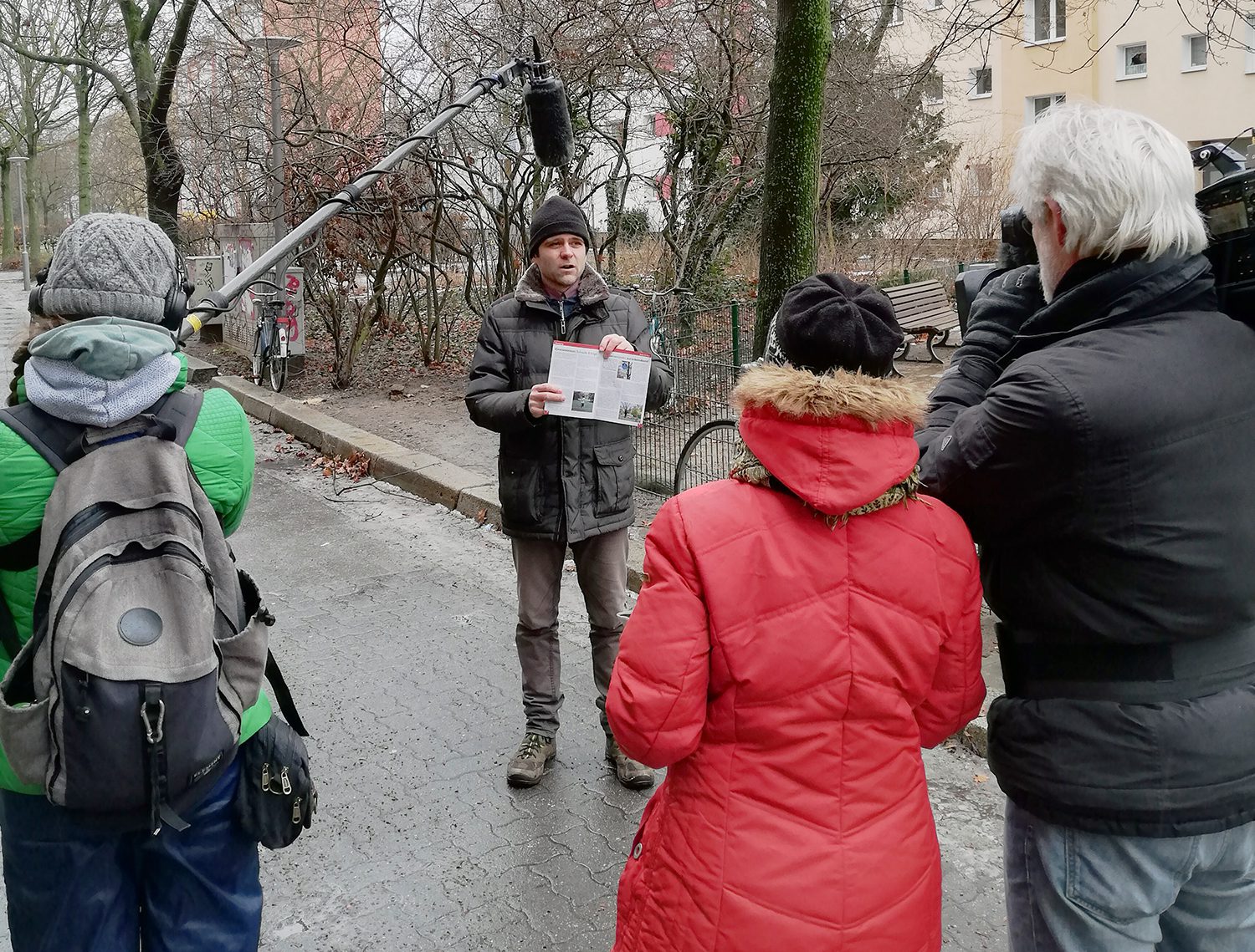 Bei Dreh des rbb Heimatjournals im Brunnenviertel mit der Bürgerredaktion. Foto: Hensel