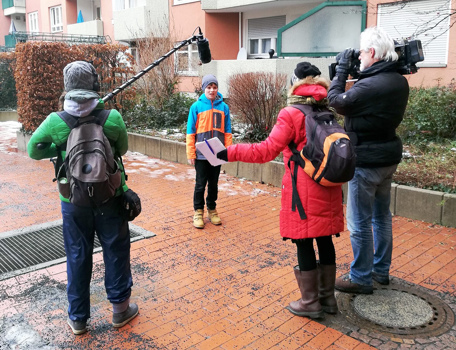 Bei Dreh des rbb Heimatjournals im Brunnenviertel mit der Bürgerredaktion. Foto: Hensel