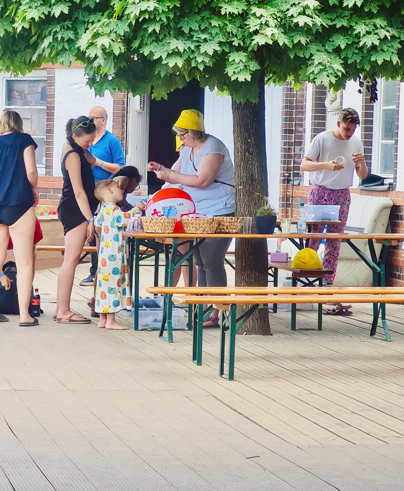 Kinderbastelstand beim inklusiven Strandtag im Strandbad Plötzensee, ein Bastelstand für Kinder. Foto: Viktoria Eckert