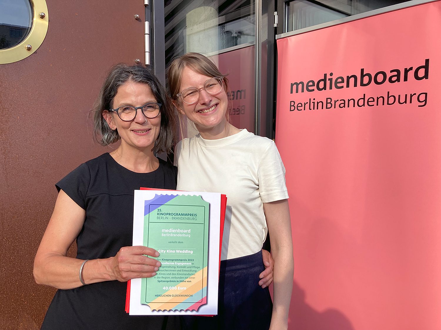Jetzige und frühere Betreiberin des Citiy Kinos Wedding: Andrea Stosiek (links) und Anne Lakeberg mit der Urkunde für den Kinoprogrammpreis 2022. Foto: privat