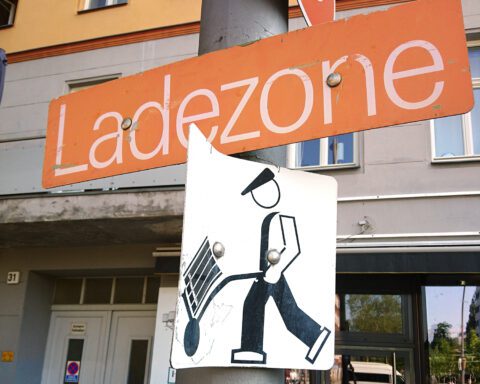 Die neuen, offiziellen Lieferzonen-Schilder fehlen dezeit noch. In der Müllerstraße, gegenüber dem Rathaus, hängen derzweil diese. Foto: Schnell