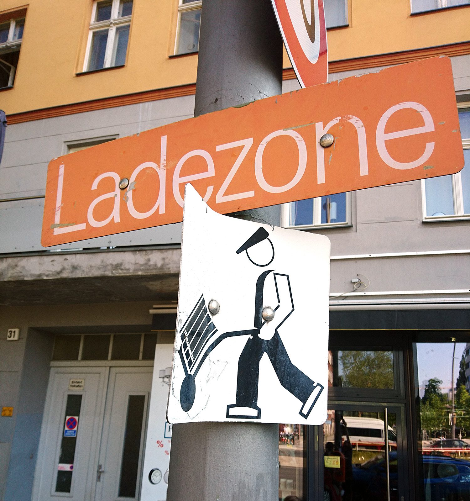 Die neuen, offiziellen Lieferzonen-Schilder fehlen dezeit noch. In der Müllerstraße, gegenüber dem Rathaus, hängen derzweil diese. Foto: Schnell