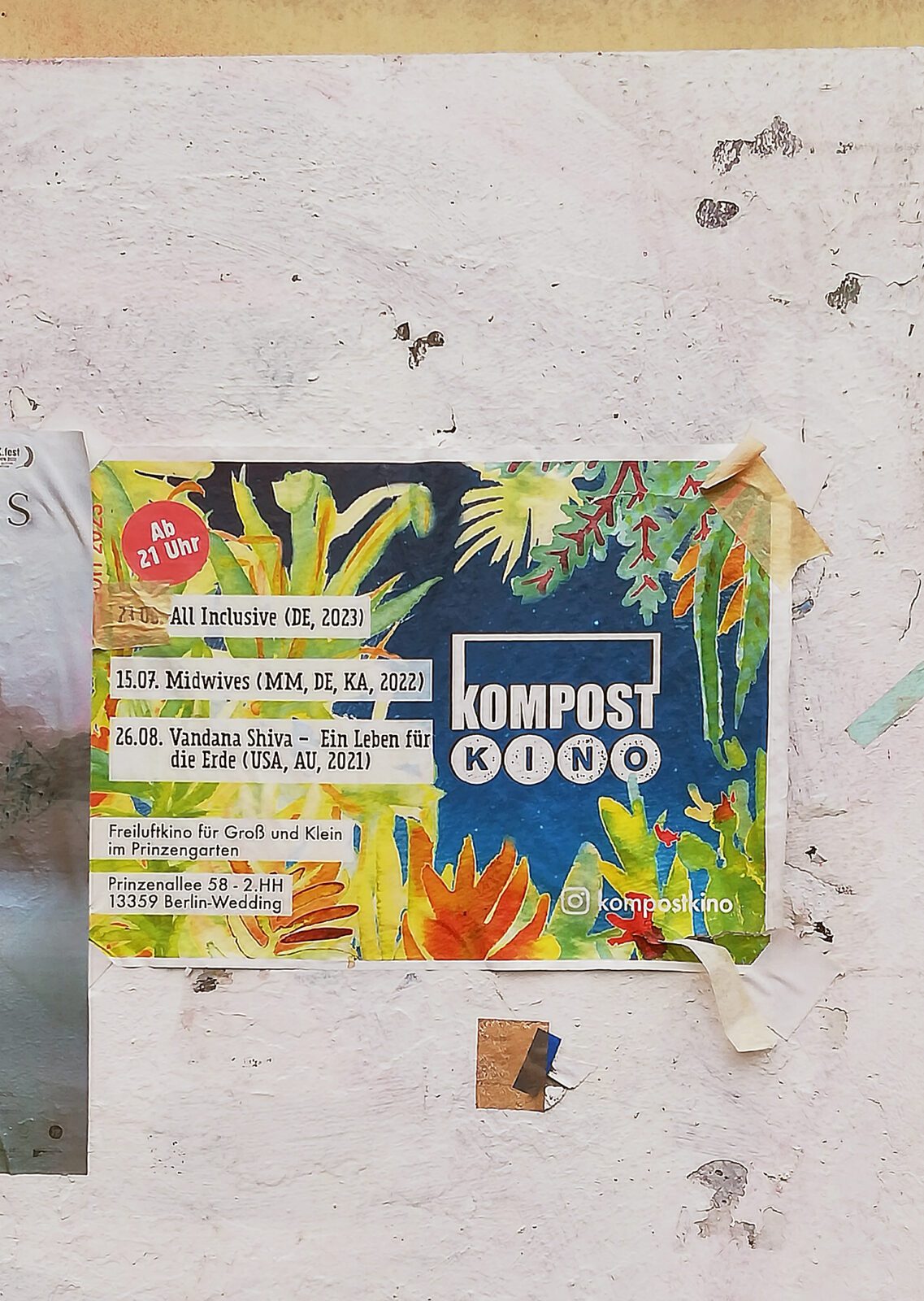 Das Plakat im Hof der PA58 weist aufs Kompostkino hin. Foto: Hensel